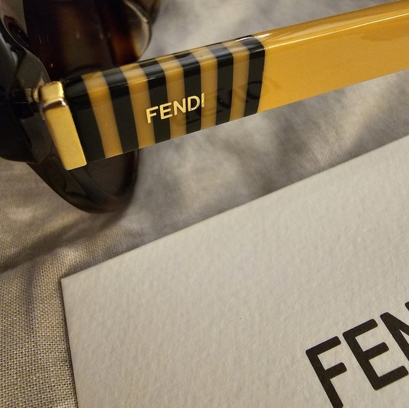 FENDI Women's Sunglasses. Pre-owned - Picture 6 of 12